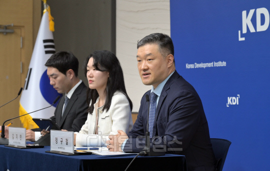 잠재성장률 전망과 정책적 시사점 브리핑. 왼쪽부터 김준형 KDI 경제전망실 동향총괄, 김지연 경제전망실 전망총괄, 정규철 경제전망실장. 사진=한국개발연구원(KDI)